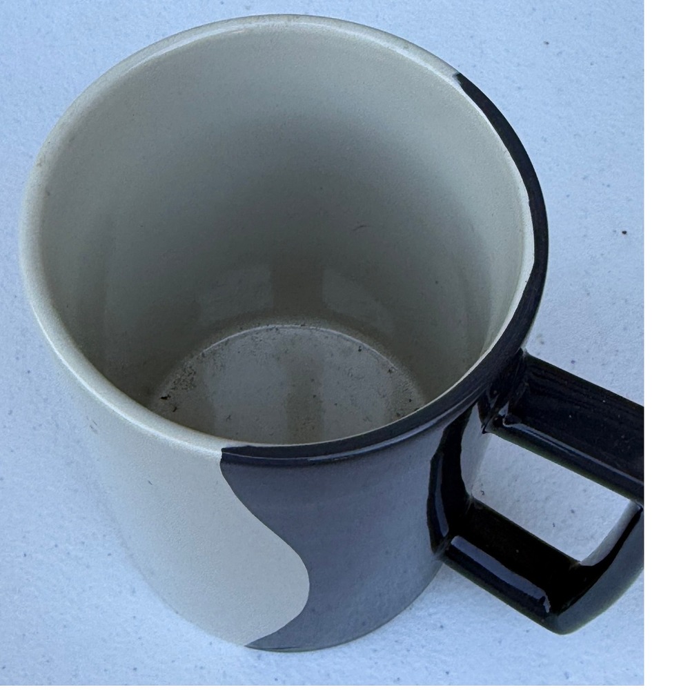 Dash of That Two Tone Black and Cream Wavy Ceramic Coffee‎ Mug Modern Stoneware - Picture 4 of 4